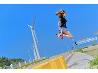 「飆板女神」Ashley脫到剩bra　陽光刷街玩累脫T洗衣。(圖／攝影師鄭夾克提供)