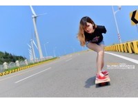 「飆板女神」Ashley脫到剩bra　陽光刷街玩累脫T洗衣。(圖／攝影師鄭夾克提供)