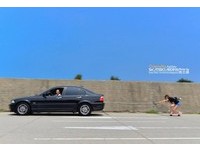 「飆板女神」Ashley脫到剩bra　陽光刷街玩累脫T洗衣。(圖／攝影師鄭夾克提供)