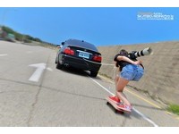 「飆板女神」Ashley脫到剩bra　陽光刷街玩累脫T洗衣。(圖／攝影師鄭夾克提供)