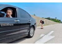 「飆板女神」Ashley脫到剩bra　陽光刷街玩累脫T洗衣。(圖／攝影師鄭夾克提供)