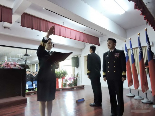 海軍宜陽軍艦首任女艦長交接布達    開創歷史傳承傳統