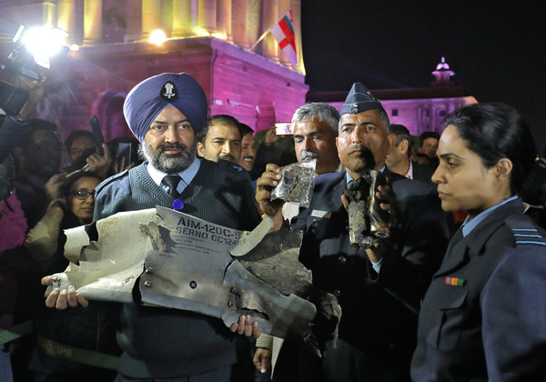 ▲▼印度軍方出示殘骸證據，證明擊落巴基斯坦的F-16戰機。（圖／路透）