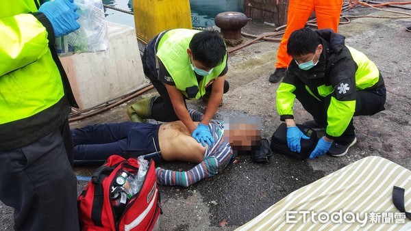 ▲勞苦漁工悲歌！ 修燈具掉落「兩船中間」 救起後送醫不治。（圖／記者郭世賢翻攝）