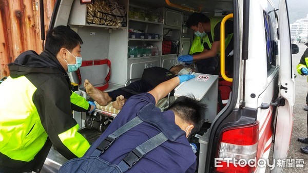 ▲勞苦漁工悲歌！ 修燈具掉落「兩船中間」 救起後送醫不治。（圖／記者郭世賢翻攝）