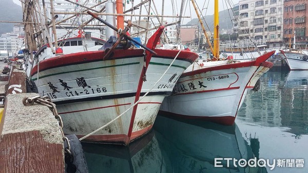 ▲勞苦漁工悲歌！ 修燈具掉落「兩船中間」 救起後送醫不治。（圖／記者郭世賢翻攝）