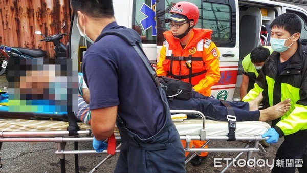 ▲勞苦漁工悲歌！ 修燈具掉落「兩船中間」 救起後送醫不治。（圖／記者郭世賢翻攝）