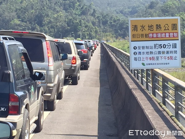 ▲▼宜蘭清水地熱公園園方，在入口沿線增設告示牌，告知排隊行車時間，以免遊客崩潰的等到天荒地老。（圖／記者游芳男攝，下同）