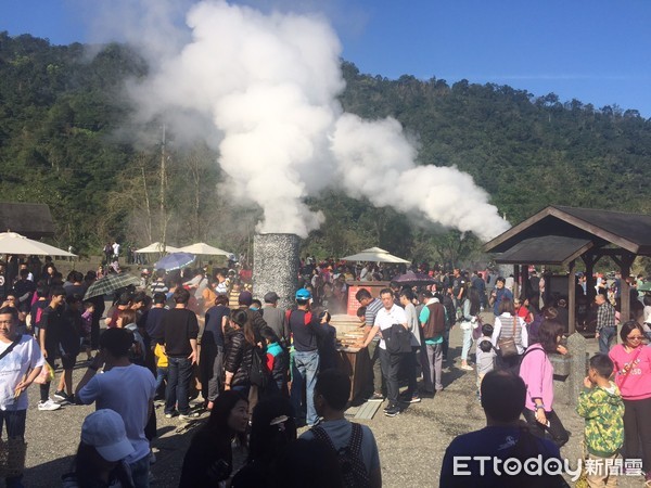 ▲▼宜蘭清水地熱公園園方，在入口沿線增設告示牌，告知排隊行車時間，以免遊客崩潰的等到天荒地老。（圖／記者游芳男攝，下同）