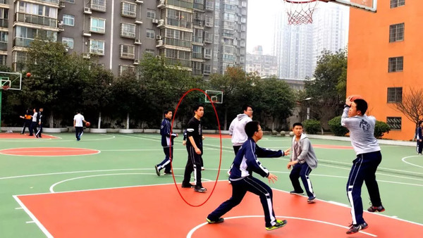 ▲籃球少年猝死器官遺愛7人　受贈者組隊代他上場「我們就是他」。（圖／翻攝央視新聞、虎撲微信公眾號、中國青年報）