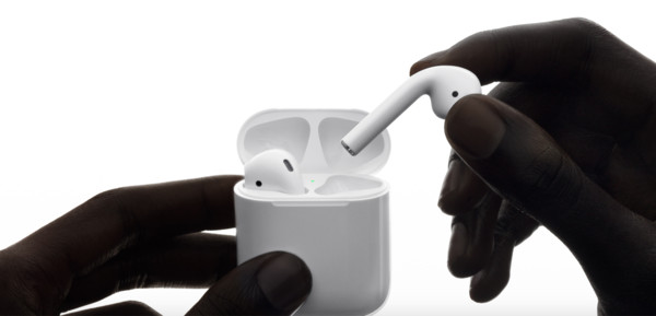 ▲爆料指出，蘋果無線耳機AirPods的無線充電盒推出倒數，充電速度將有大幅進步。（翻攝自Apple官網）
