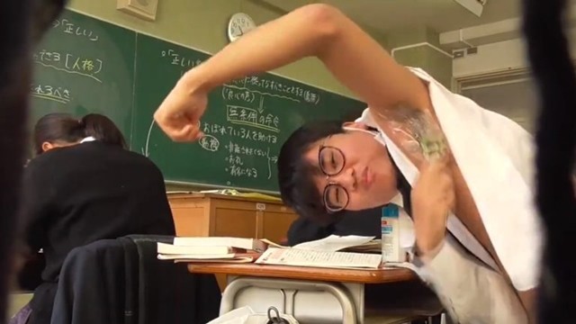 ▲▼日本高中生想當網紅，在上課時錄抖音剃腋毛。（圖／翻攝自推特，hateschool_3）