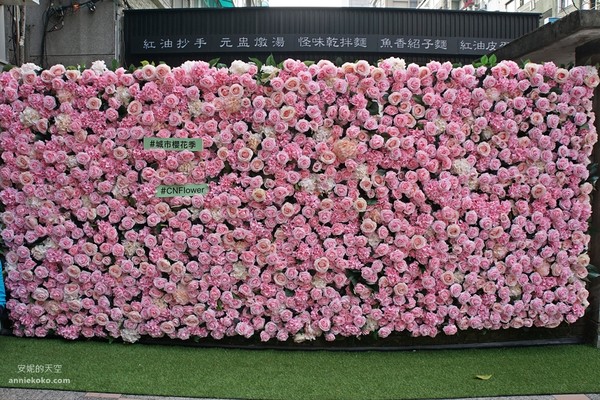 ▲▲粉紅玫瑰花牆及浪漫櫻花鞦韆　小七兩家櫻花特色門市一次報給你 。（圖／安妮的天空提供)