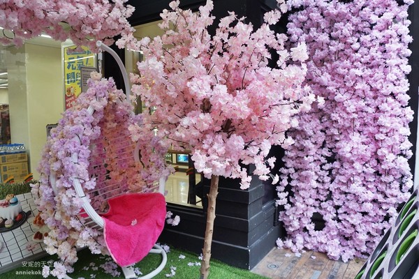 ▲▲粉紅玫瑰花牆及浪漫櫻花鞦韆　小七兩家櫻花特色門市一次報給你 。（圖／安妮的天空提供)