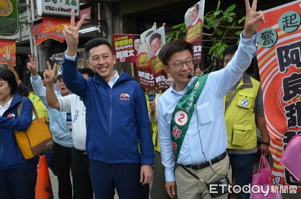 ▲新竹市長林智堅南下台南，陪師兄郭國文到新化掃街拜票，籲請台南鄉親一起當郭國文的靠山和後盾，讓實在做事的郭國文能順利當選。（圖／記者林悅翻攝，下同）