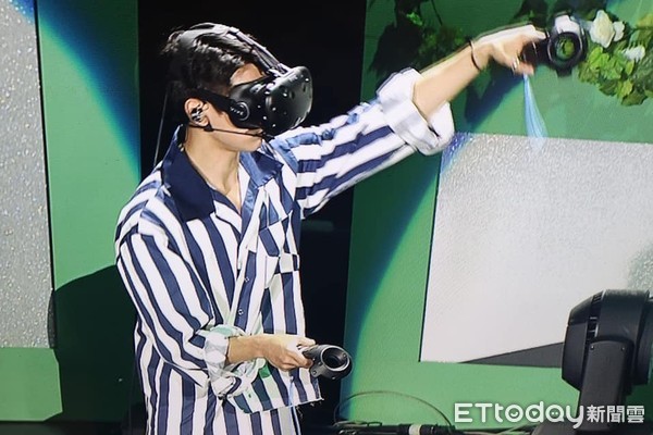 ▲▼SHINee珉豪《Best CHOI`s MINHO》粉絲見面會上玩VR。（圖／讀者提供）