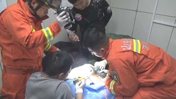 ▲▼山東男大生鐵環套下體，慘被卡住。（圖／翻攝自微博）