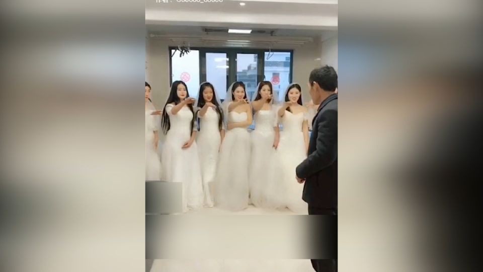 ▲7名女子穿婚紗陪父親過結婚紀念日。（圖／翻攝自《人民日報》微信公眾號）