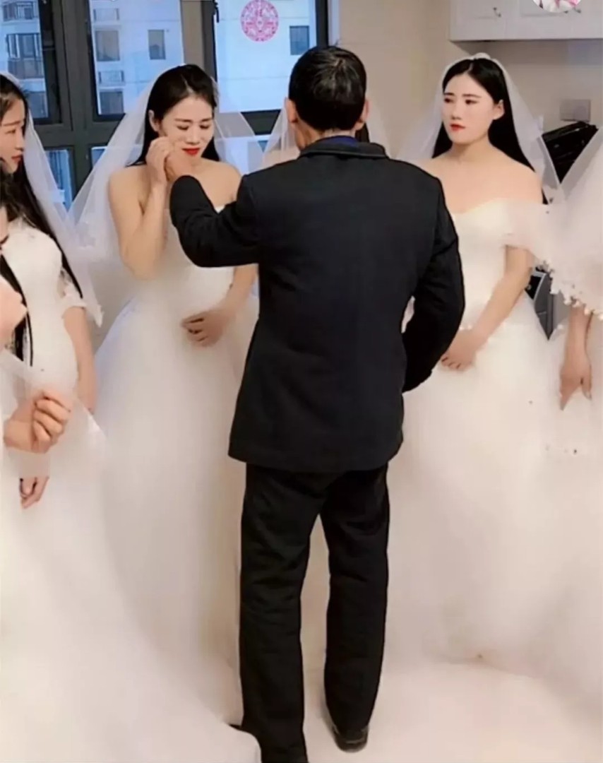 ▲7名女子穿婚紗陪父親過結婚紀念日。（圖／翻攝自《人民日報》微信公眾號）