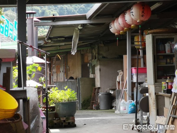 ▲▼老翁自殘。（圖／記者黃彥傑攝）