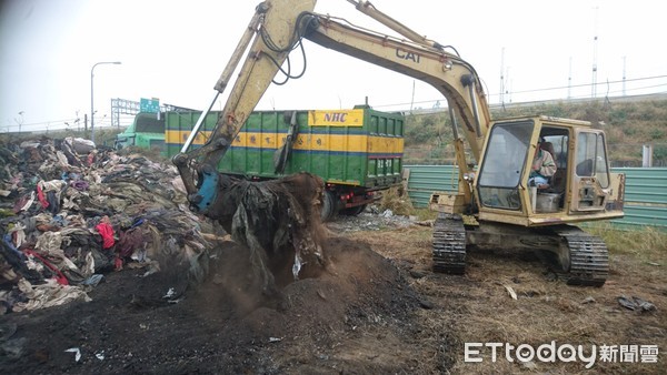 ▲台南市永康區大灣交流道附近一處空地，遭人違法棄置廢液鐵桶、廢布料、污泥等廢棄物造成污染，台南市環保局代為清理廢棄物，終於完成污染整治，解除列管。（圖／記者林悅翻攝）