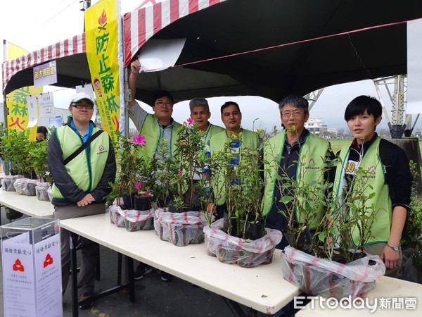 ▲▼羅東林區管理處於2019年植樹月期間，辦理多場次的贈苗活動，讓民眾從居家環境綠化做起，來延伸島嶼生命綠色網絡。（圖／記者游芳男翻攝，下同）