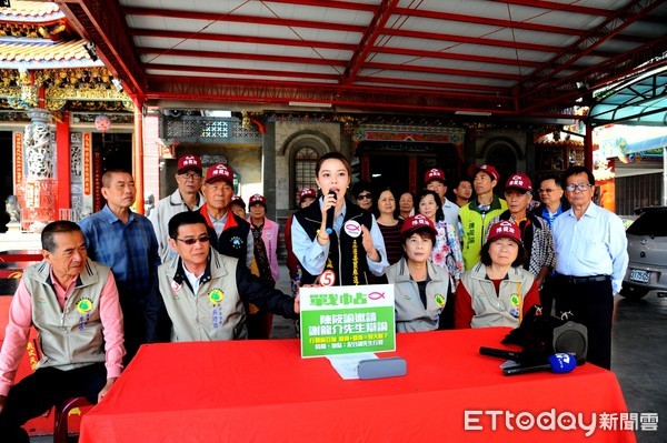 ▲台南立委補選候選人陳筱諭，公開向謝龍介下戰帖，在代天府五王廟辯論，針對「找盤商和麻豆柚農簽約賣文旦柚會發大財」議題進行辯論。（圖／記者林悅翻攝）