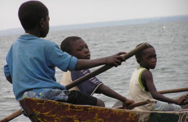 ▲▼ 非洲迦納沃爾特湖（Lake Volta）童工。（圖／翻攝自推特／@ChildLaborCLC）