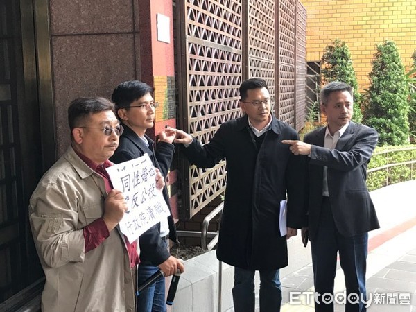 ▲反同團體抗議同婚專法，控告行政院長蘇貞昌瀆職。（圖／記者蔡浩祥攝）