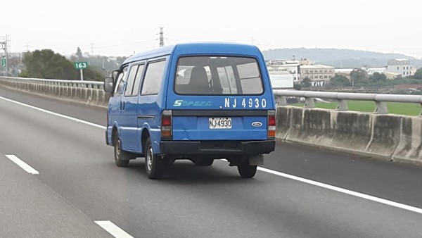 ▲警察穿著制服開著藍色廂型車，在國道上抓違規。（圖／取自《聯結車 大貨車 大客車 拉拉隊 運輸業 照片影片資訊分享團》臉書）