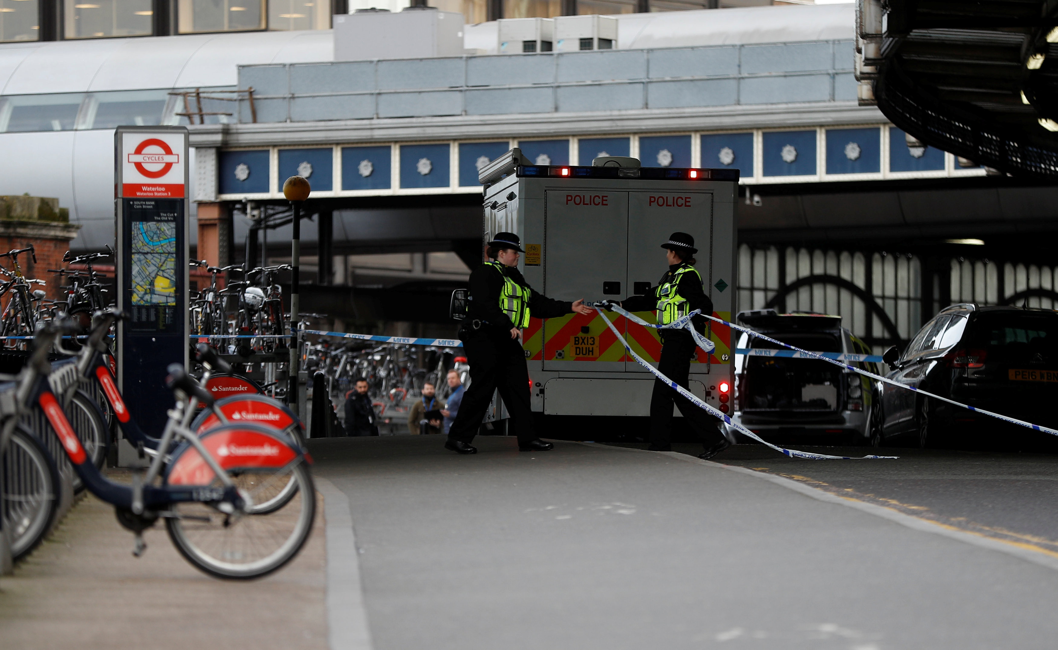 ▲倫敦警方封鎖滑鐵盧（Waterloo）車站。（圖／路透社）