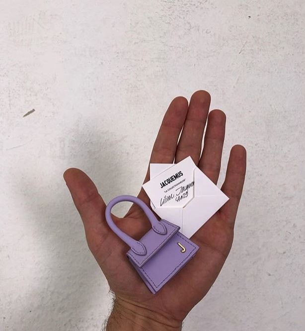 ▲▼法國品牌jacquemus推出超迷你小包。（圖／翻攝自Instagram@jacquemus）