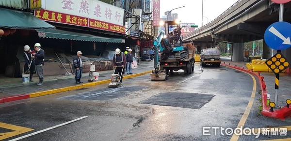 北市消防局今天（6日）指出，目前沒挖到漏的管線，因上面都是台電的管線，先將道路回填，並關閉此段管線，等今晚再開挖；瓦斯外漏原因還無法判定，因沒看到管線。（圖／記者趙永博翻攝）