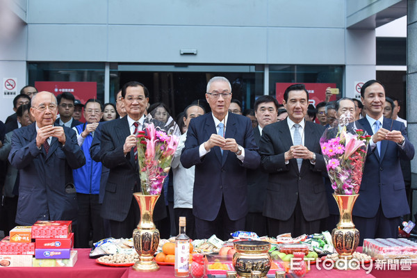 ▲▼「恭祝福德正神聖誕千秋」祭典，左起吳伯雄、連戰、吳敦義、馬英九、朱立倫出席。（圖／記者林敬旻攝）