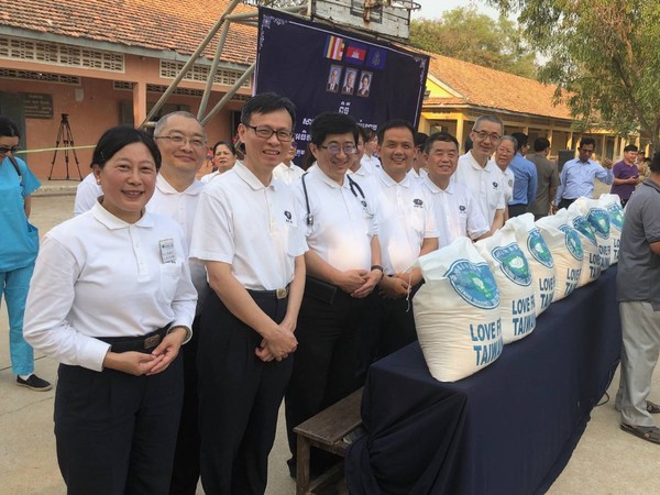 ▲▼慈濟2月28日到3月3日在柬埔寨茶膠省進行大型義診與發放，先遣團隊2月底場勘時，遇到了25年前慈濟在當地發放的前副縣長蔡庭嬌女士，蔡庭嬌女士與慈濟志工彷彿遇故友般驚喜，也見證慈濟在柬埔寨投入已25年。（圖／慈濟基金會提供）