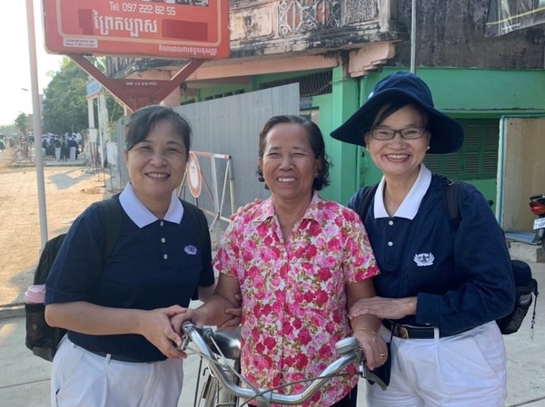 ▲▼慈濟2月28日到3月3日在柬埔寨茶膠省進行大型義診與發放，先遣團隊2月底場勘時，遇到了25年前慈濟在當地發放的前副縣長蔡庭嬌女士，蔡庭嬌女士與慈濟志工彷彿遇故友般驚喜，也見證慈濟在柬埔寨投入已25年。（圖／慈濟基金會提供）