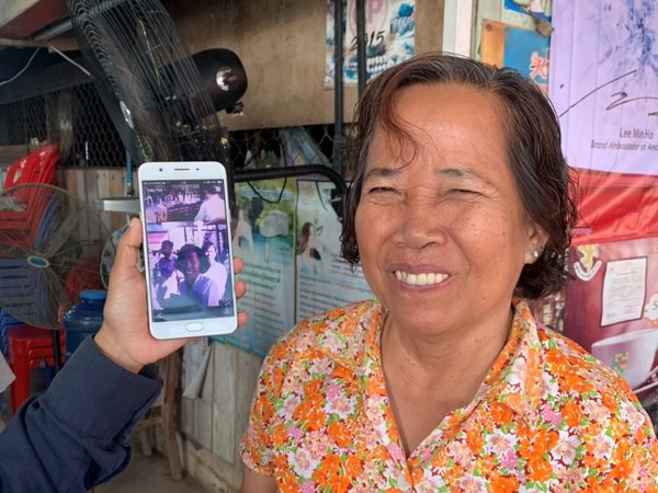 ▲▼慈濟2月28日到3月3日在柬埔寨茶膠省進行大型義診與發放，先遣團隊2月底場勘時，遇到了25年前慈濟在當地發放的前副縣長蔡庭嬌女士，蔡庭嬌女士與慈濟志工彷彿遇故友般驚喜，也見證慈濟在柬埔寨投入已25年。（圖／慈濟基金會提供）