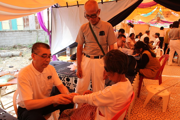 ▲▼慈濟2月28日到3月3日在柬埔寨茶膠省進行大型義診與發放，先遣團隊2月底場勘時，遇到了25年前慈濟在當地發放的前副縣長蔡庭嬌女士，蔡庭嬌女士與慈濟志工彷彿遇故友般驚喜，也見證慈濟在柬埔寨投入已25年。（圖／慈濟基金會提供）