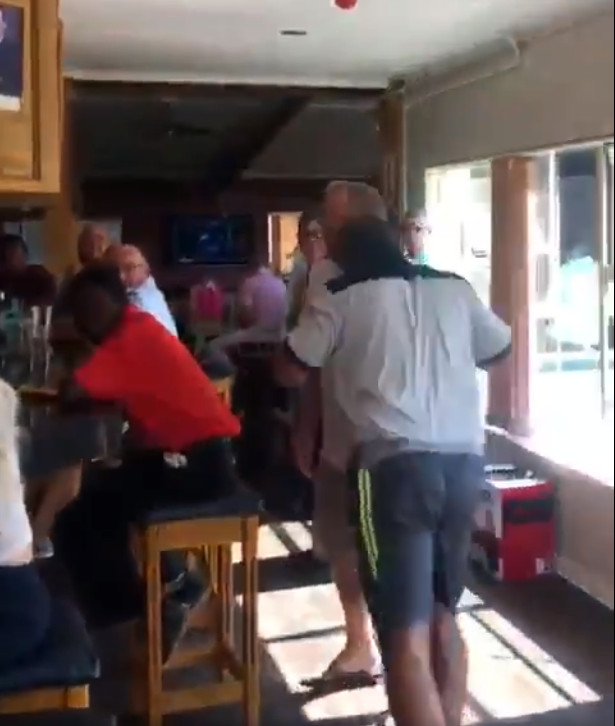 ▲▼「你是個小偷！」南非高爾夫俱樂部衝突 男被打撞破窗戶險墜樓。（圖／翻攝自推特）