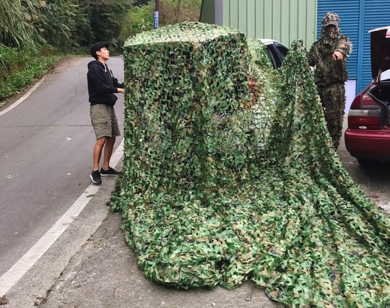 ▲「單肩扛狗」酸酸的　捕獸夾斷腿黑浪浪想求一個家。（圖／邵柏虎提供）