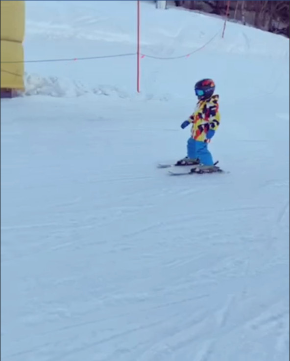 ▲徐若瑄兒子第一次滑雪。（圖／翻攝自臉書／徐若瑄 Vivian Hsu）