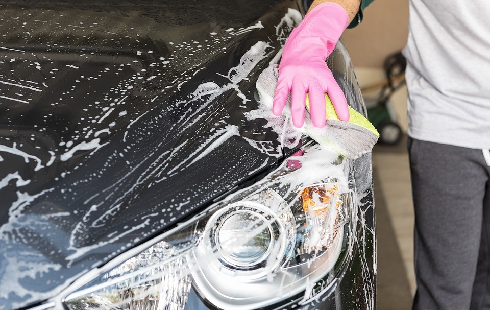 ▲▼洗車,愛車,車子,引擎蓋,擋風玻璃,大燈,車燈。（圖／pixabay）