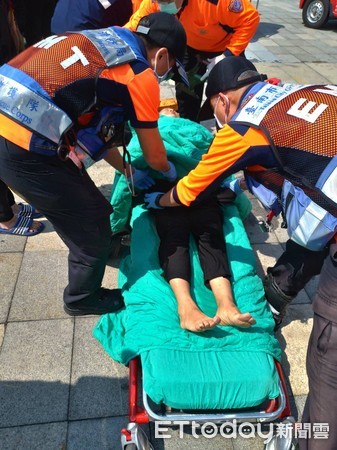 ▲台南市中西區民生路、中華西路口「臨安橋」近民生路端，有一名婦人落水，台南市消防局派員全力搶救性命。（圖／記者林悅翻攝，下同）