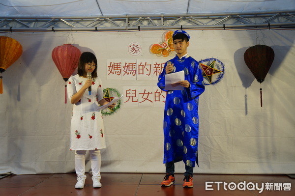 ▲新二代饒曉林（左）、劉紹偉參與「家-媽媽的新鄉．兒女的故鄉」特展活動。