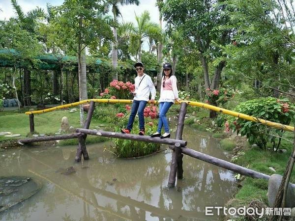 ▲新二代饒曉林（左）、劉紹偉參與「家-媽媽的新鄉．兒女的故鄉」特展活動。