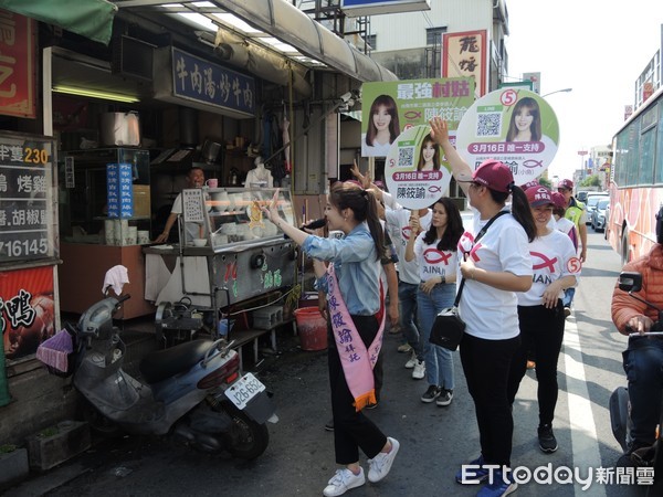 ▲立委補選競選活動起跑日，陳筱諭再次選擇從麻豆護濟宮出發，繼續以活力洋溢的胖卡宣傳車，率領在地青年軍掀起全新的選舉風。（圖／記者林悅翻攝，下同）