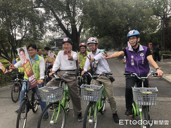 ▲民進黨立委補選候選人郭國文，在前台南縣長陳唐山、立委鍾佳濱的陪同下，組成「鐵馬戰隊」，「騎訪」麻豆街頭拜票。（圖／記者林悅翻攝）