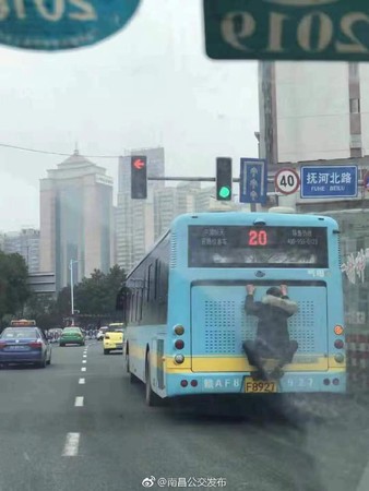 奇葩男神指搭車，網笑封蜘蛛人。（圖／翻攝自微博／南昌公交發布）