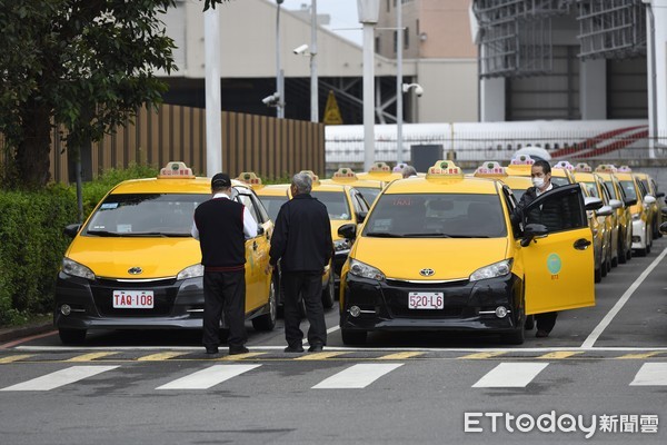 ▲▼松山機場排班計程車,松山機場,計程車,司機,Uber,血汗。（圖／記者湯興漢攝）