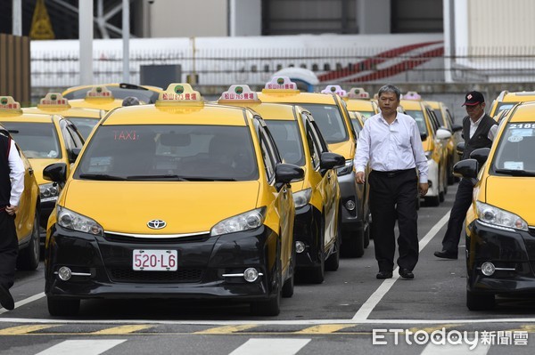 ▲▼松山機場排班計程車,松山機場,計程車,司機,Uber,血汗。（圖／記者湯興漢攝）